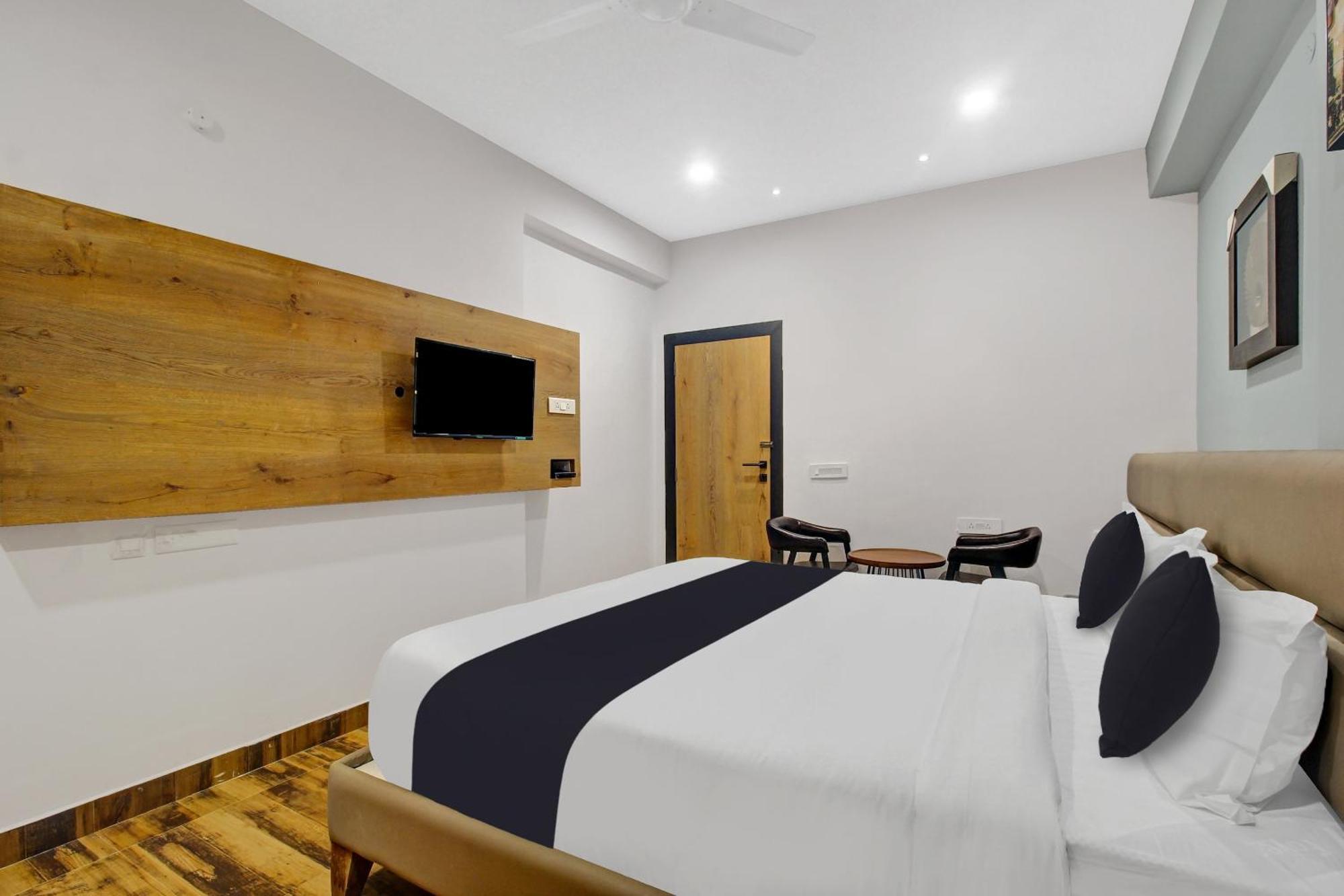 Super Townhouse Oak Hitec City Near Image Hospital Hajdarabad Zewnętrze zdjęcie