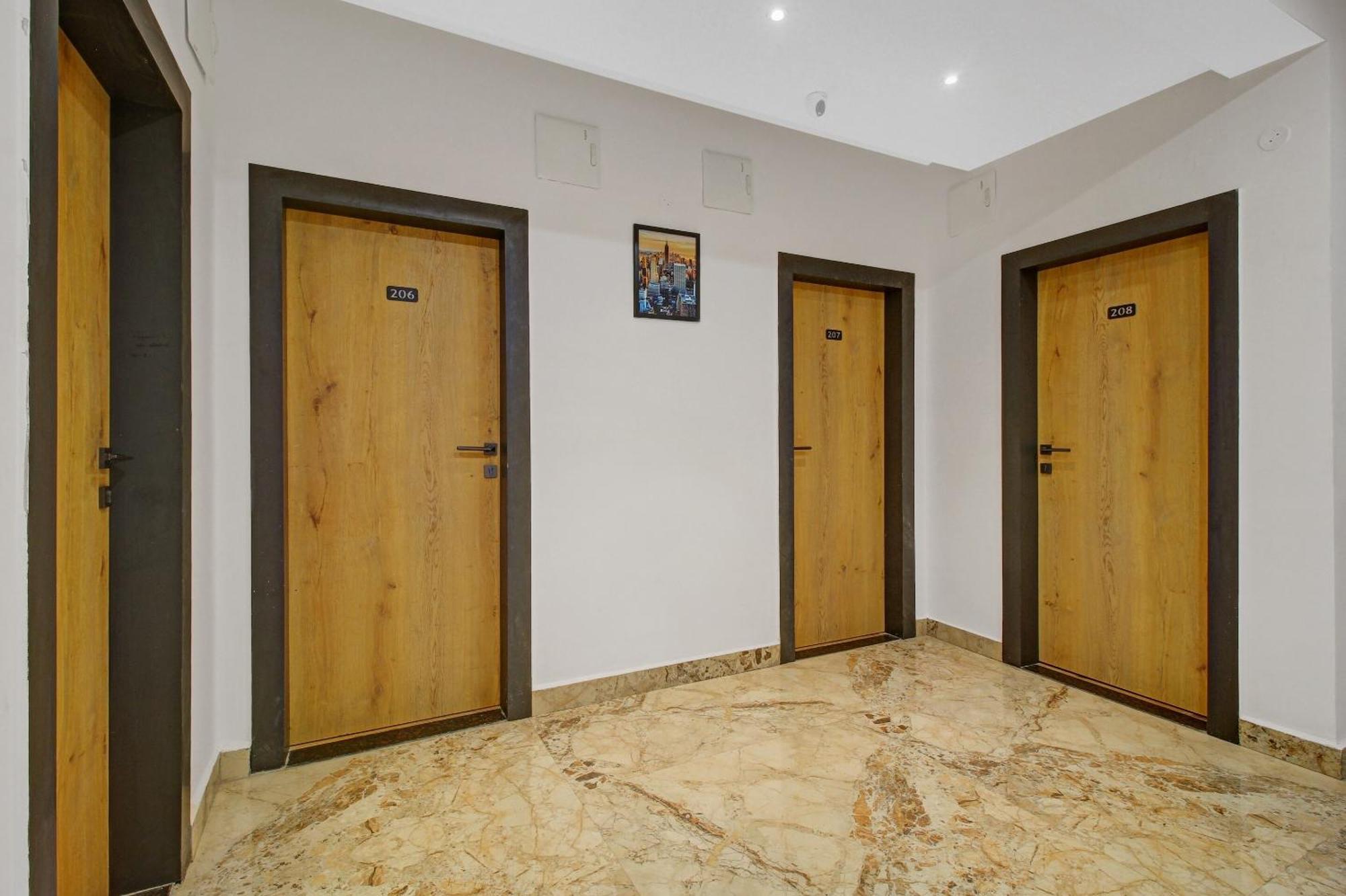 Super Townhouse Oak Hitec City Near Image Hospital Hajdarabad Zewnętrze zdjęcie